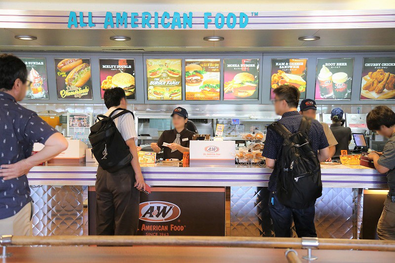 A&W牧港店の店内
