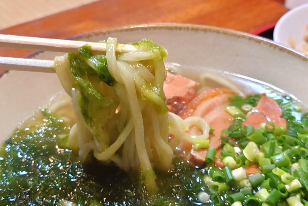 屋宜家のアーサそばの麺