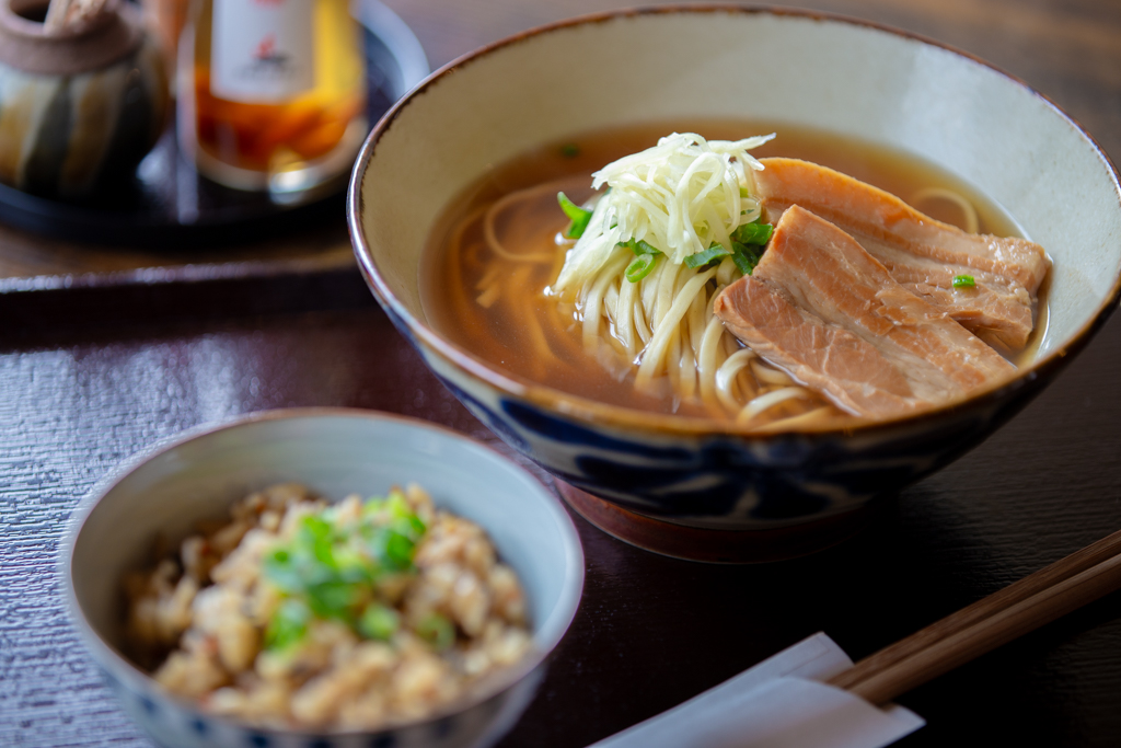 うかじそば首里城前店の三枚肉そば